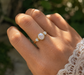 Bague de fiançailles avec perle d'eau douce et diamant brut
