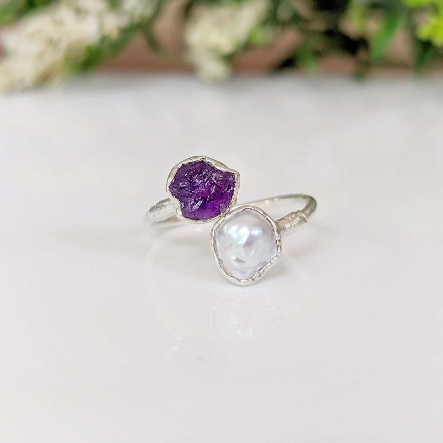 Toi et Moi raw gemstone ring featuring a purple raw stone and a pearl, ideal for family birthstones or special occasions.