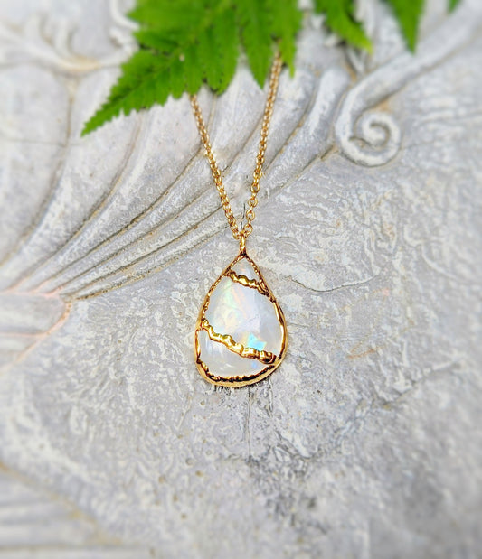 Handcrafted Kintsugi rainbow moonstone necklace in gold plating, perfect gift for special occasions.